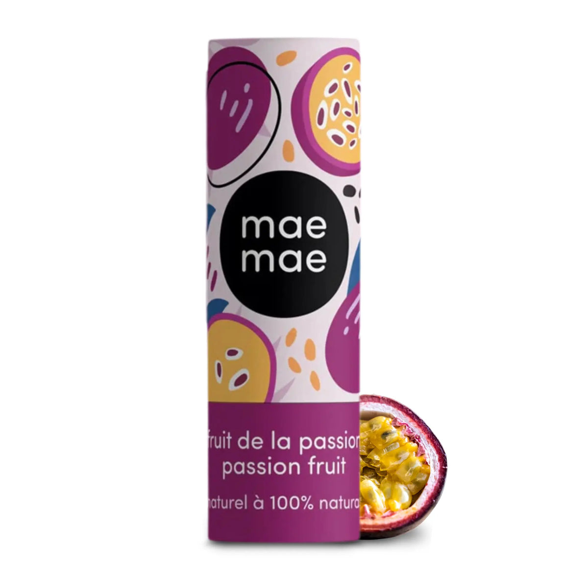 Baume à lèvres teinté naturel Mae Mae saveur fruit de la passion dans son tube illustré, accompagné d’un fruit de la passion coupé