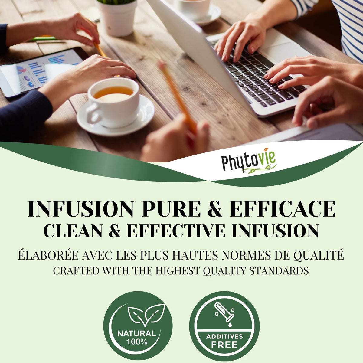 Tasse de tisane Énergie fumante avec plantes naturelles illustrant une infusion réconfortante favorisant la vitalité, la concentration et le bien‑être mental au quotidien