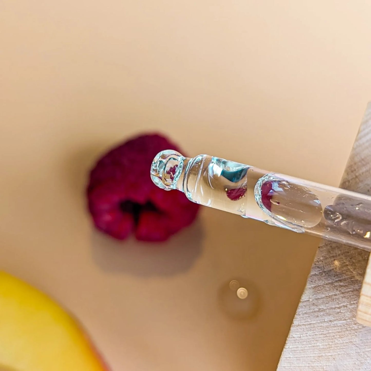 Gros plan de la texture du sérum éclat tonifiant abricot et framboise mae mae
