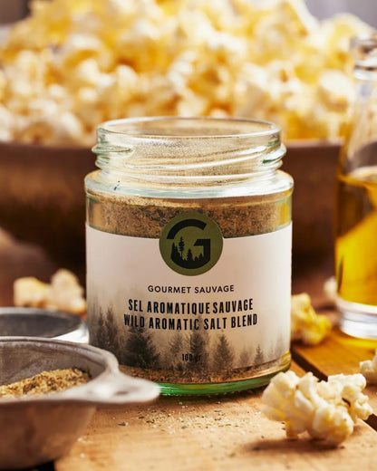 Sel aromatique sauvage Gourmet Sauvage en utilisation dans un décor naturel du Québec, ambiance cuisine mettant en valeur un assaisonnement authentique et riche en saveurs