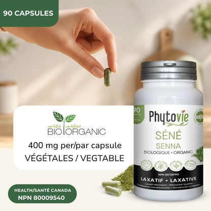 Main tenant une capsule de Séné BIO Phytovie, 90 capsules végétales de 400 mg, NPN 80009540
