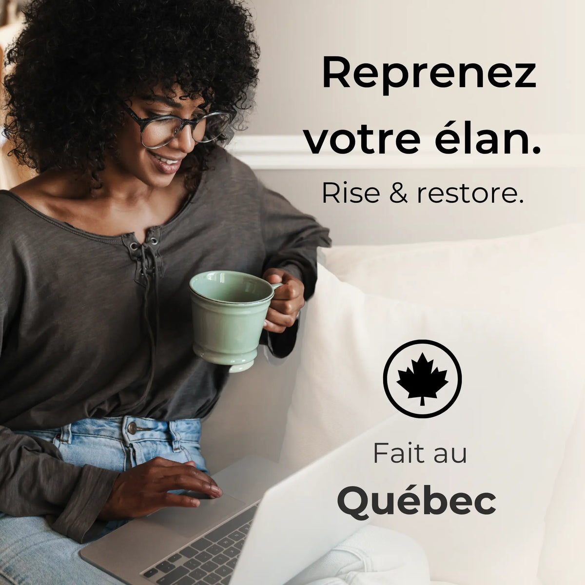 Femme buvant une tisane Basilic sacré Phytovie en travaillant, produit fait au Québec