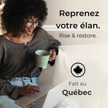 Femme buvant une tisane Basilic sacré Phytovie en travaillant, produit fait au Québec