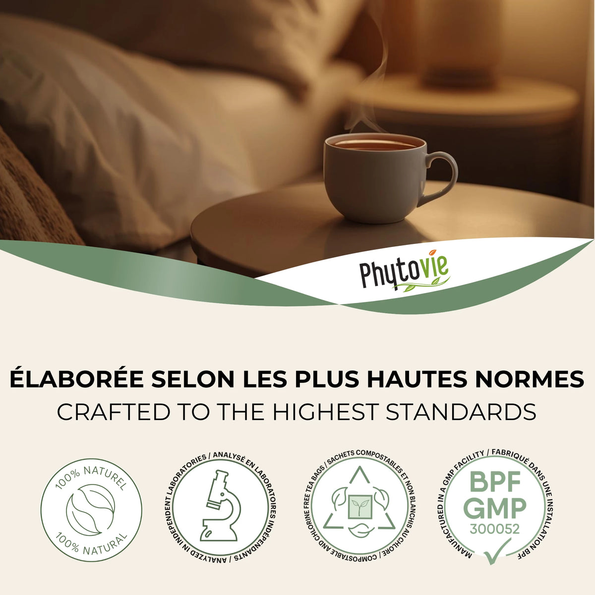 Tasse de tisane Bonne Nuit Phytovie fumante sur une table, ambiance chaleureuse pour la détente du soir