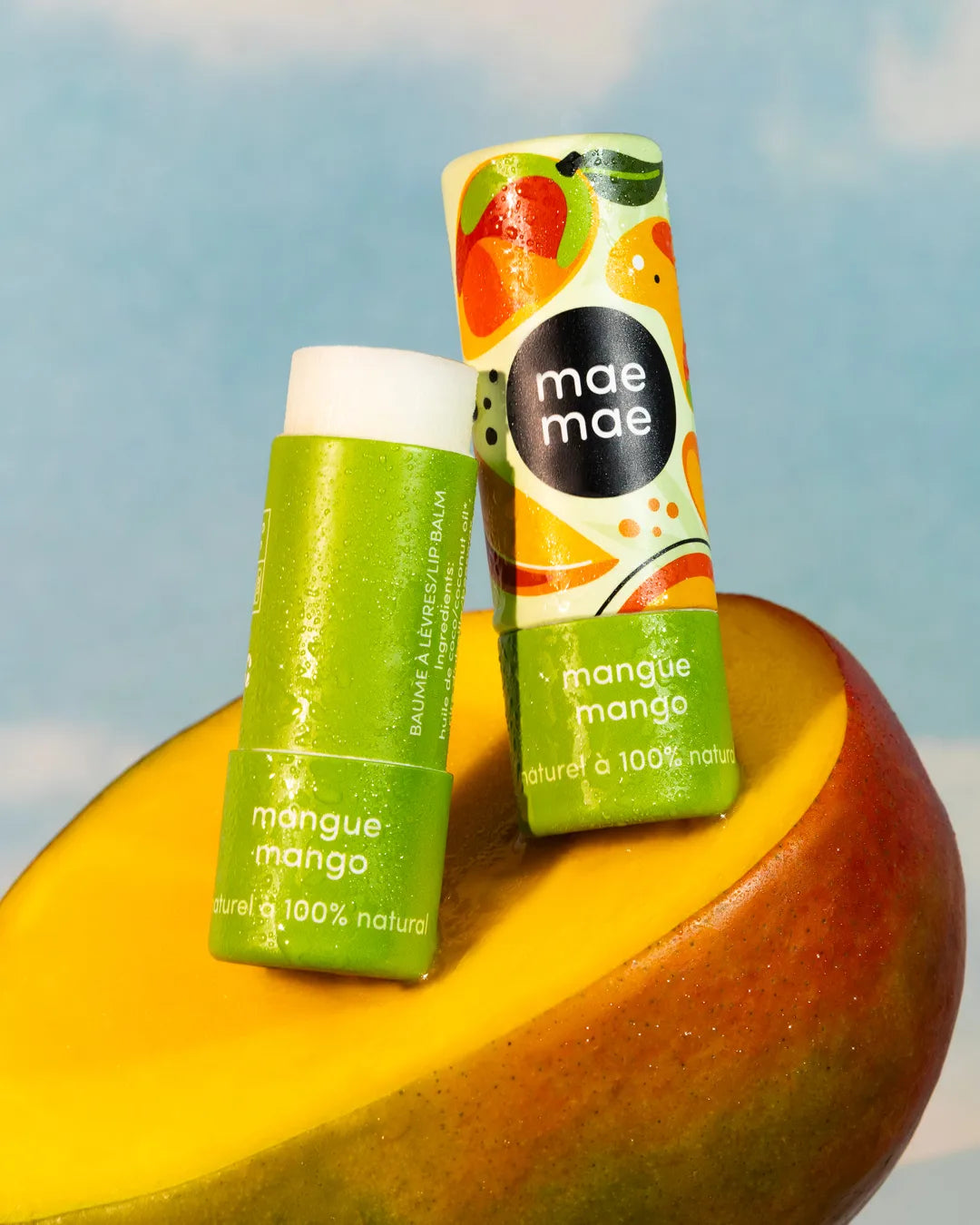 Baume à lèvres naturel à la mangue mae mae posé sur une mangue fraîche