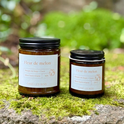Bougie Fleur de melon formats 4 oz et 8 oz, deux bougies Dans les Bois en ambiance chaleureuse naturelle