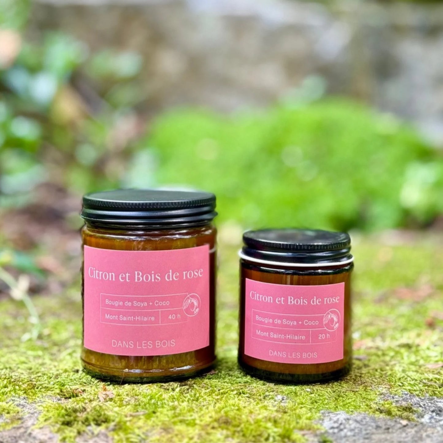 Bougies Citron et Bois de rose 4 oz et 8 oz sur fond naturel, ambiance fraîche et élégante