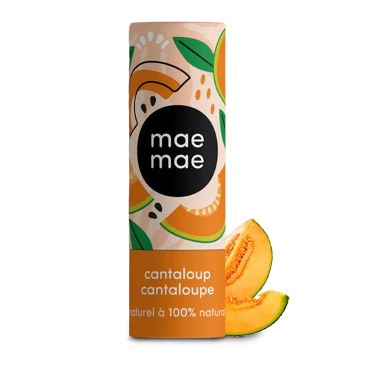 Baume à lèvres teinté naturel Mae Mae saveur cantaloup dans son tube illustré, accompagné de morceaux de cantaloup frais