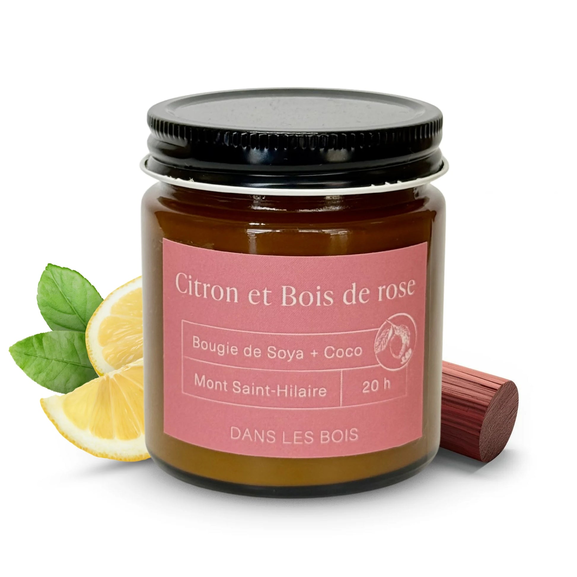 Bougie Citron et Bois de rose 20 h, 4 oz avec citron et branches de bois de rose sur fond blanc, parfum frais et élégant
