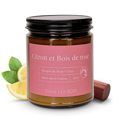 Bougie Citron et Bois de rose 40 h, 8oz avec citron et branches de bois de rose sur fond blanc, parfum frais et élégant