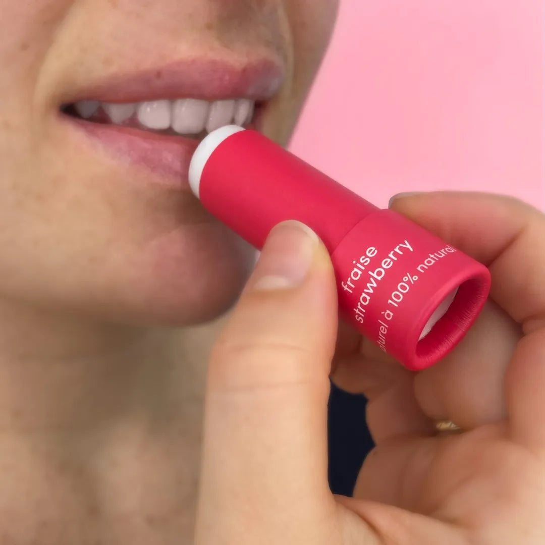 Application du baume à lèvres naturel à la fraise mae mae sur les lèvres