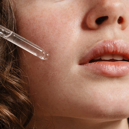 Application du sérum éclat tonifiant mae mae sur la peau du visage