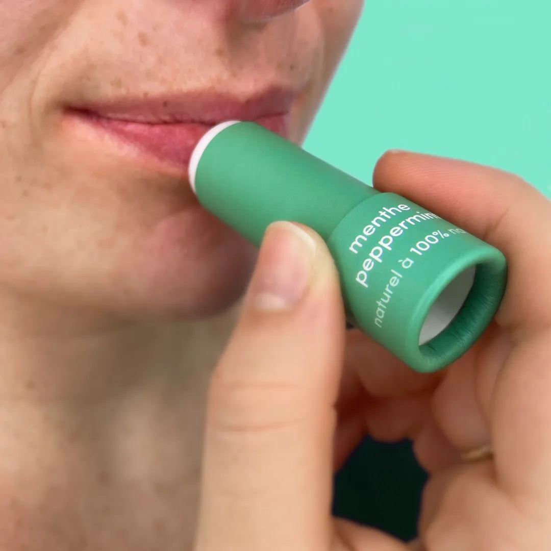 Application du baume à lèvres naturel à la menthe mae mae sur les lèvres