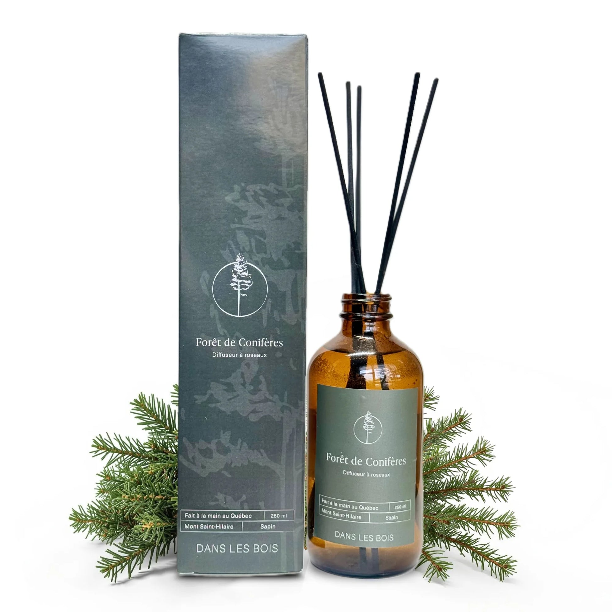 Diffuseur à roseaux Forêt de Conifères 250 ml avec branches de conifères et flacon sur fond blanc, parfum boisé et frais