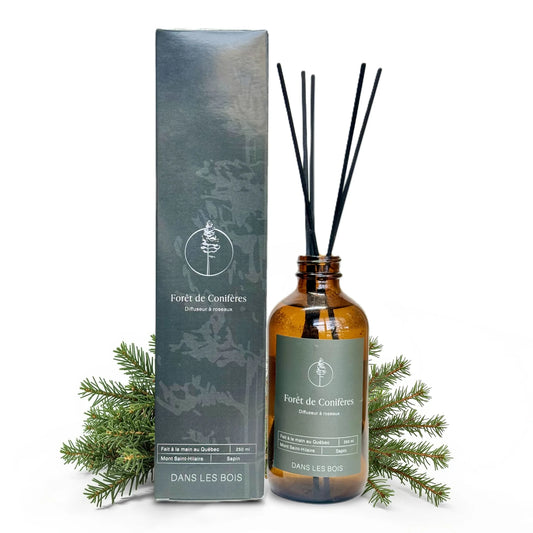 Diffuseur à roseaux Forêt de Conifères 250 ml avec branches de conifères et flacon sur fond blanc, parfum boisé et frais