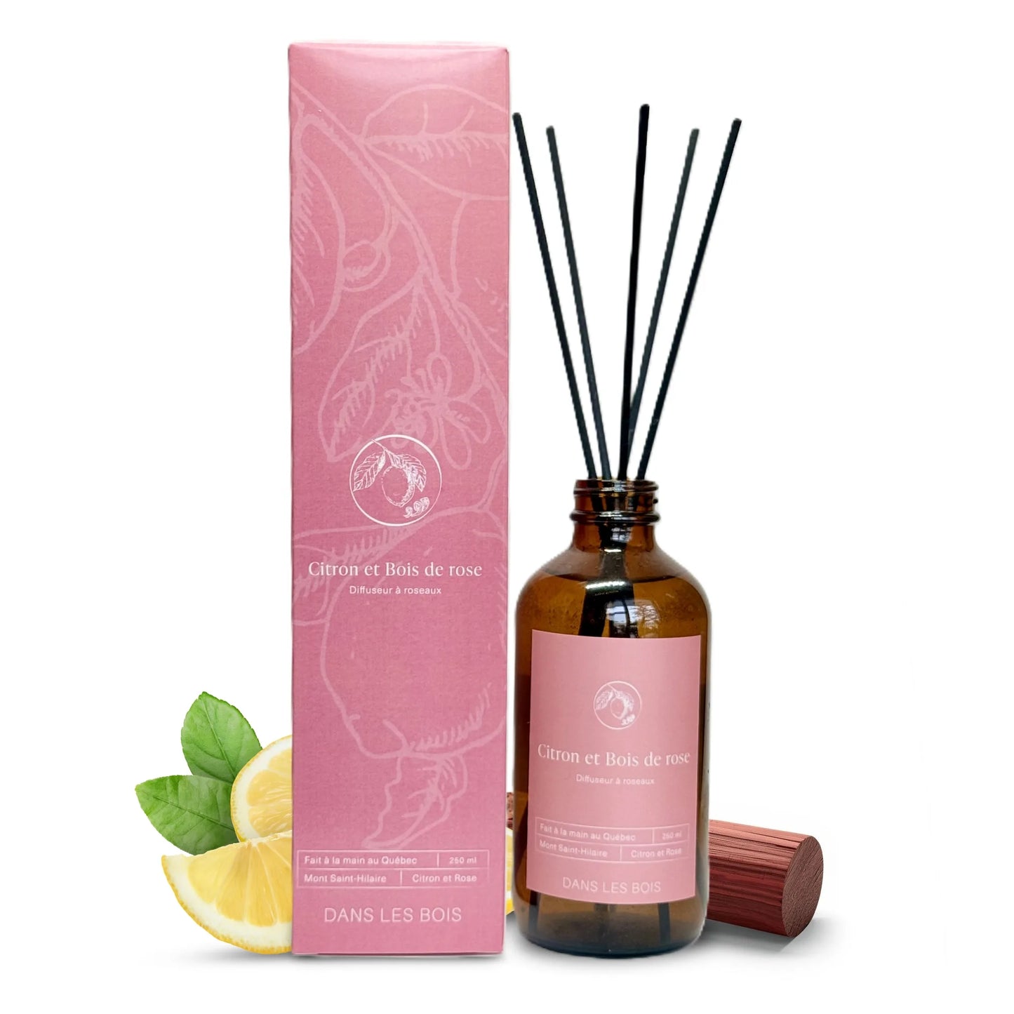 Diffuseur à roseaux Citron & Bois de rose 250 ml avec zestes de citron et branches de bois de rose sur fond blanc, parfum frais et élégant