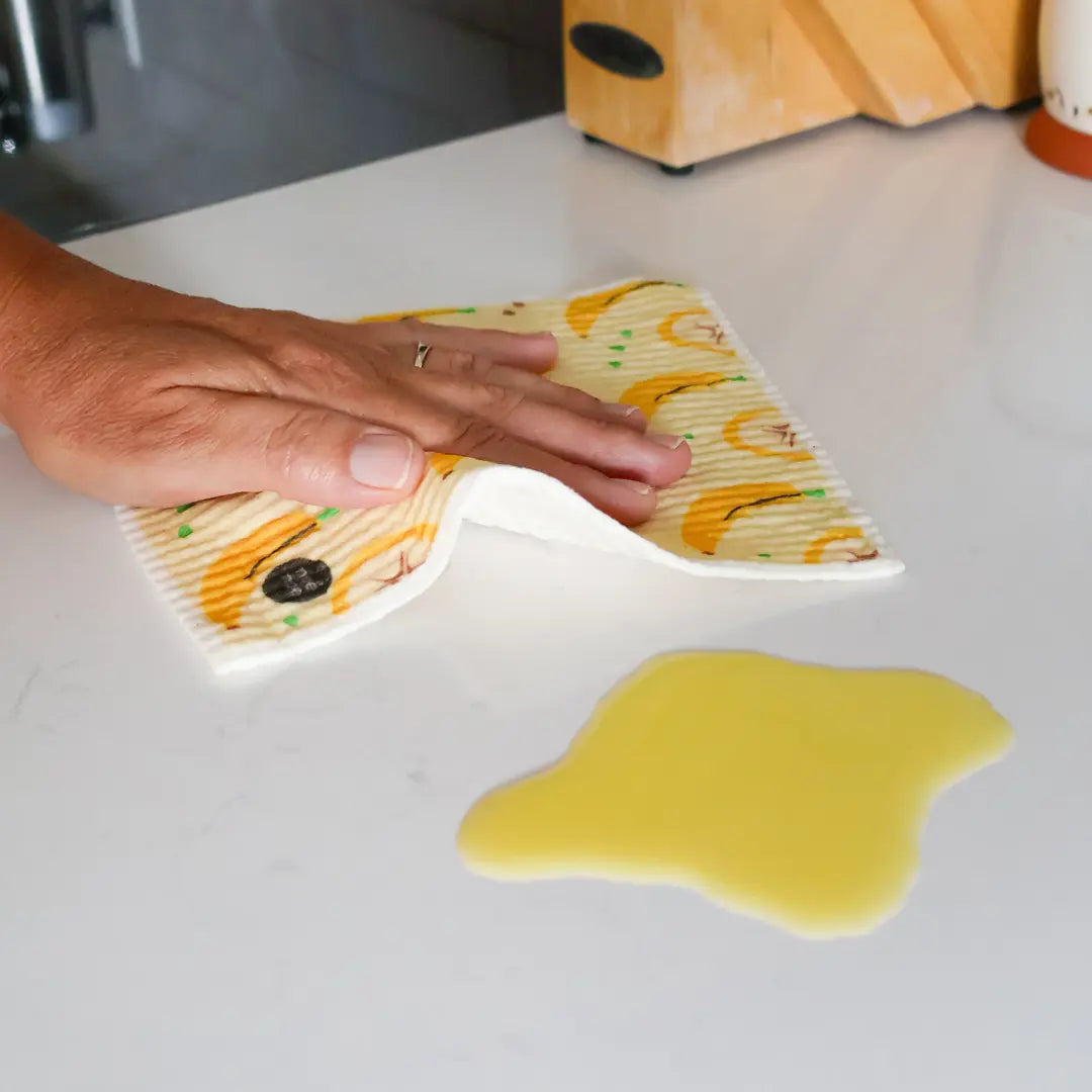 Essuie-tout réutilisable Maemae absorbant nettoyant un liquide sur comptoir de cuisine, lavable, écologique et zéro déchet.