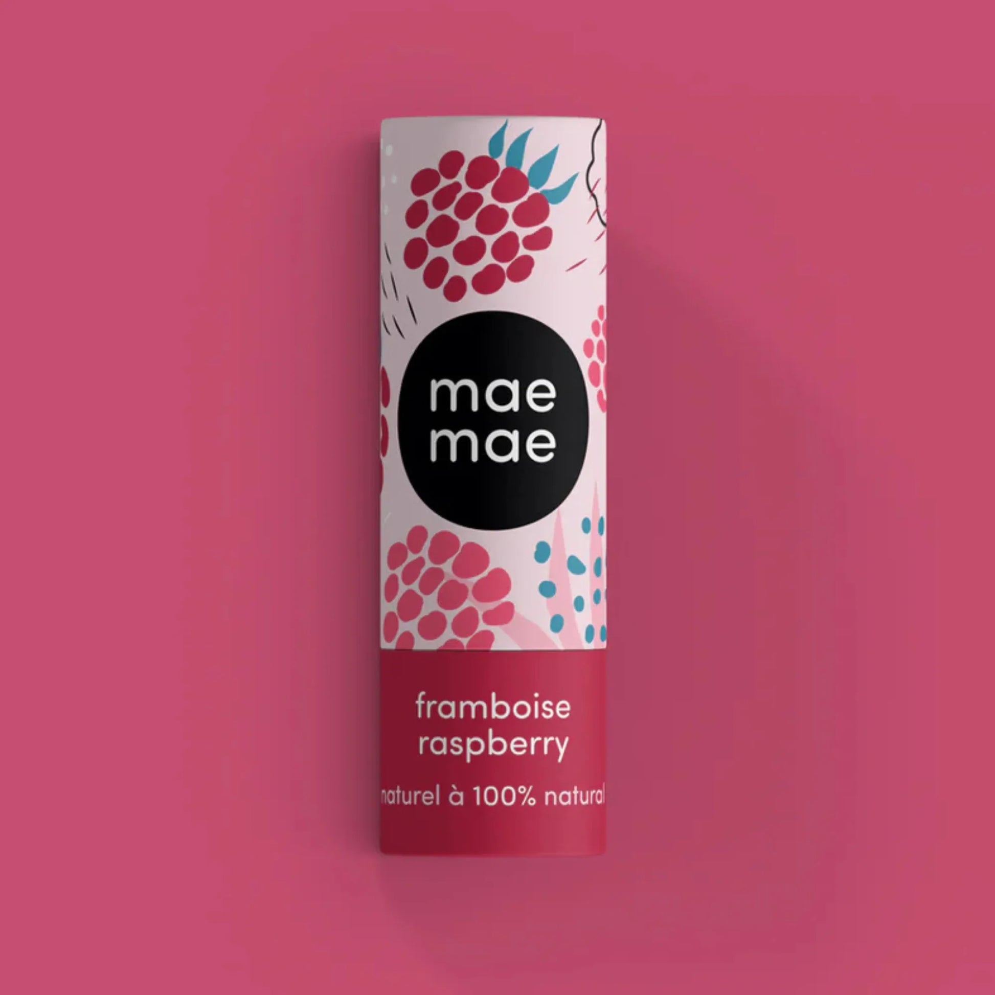 Baume à lèvres naturel à la framboise mae mae présenté sur fond rose minimaliste