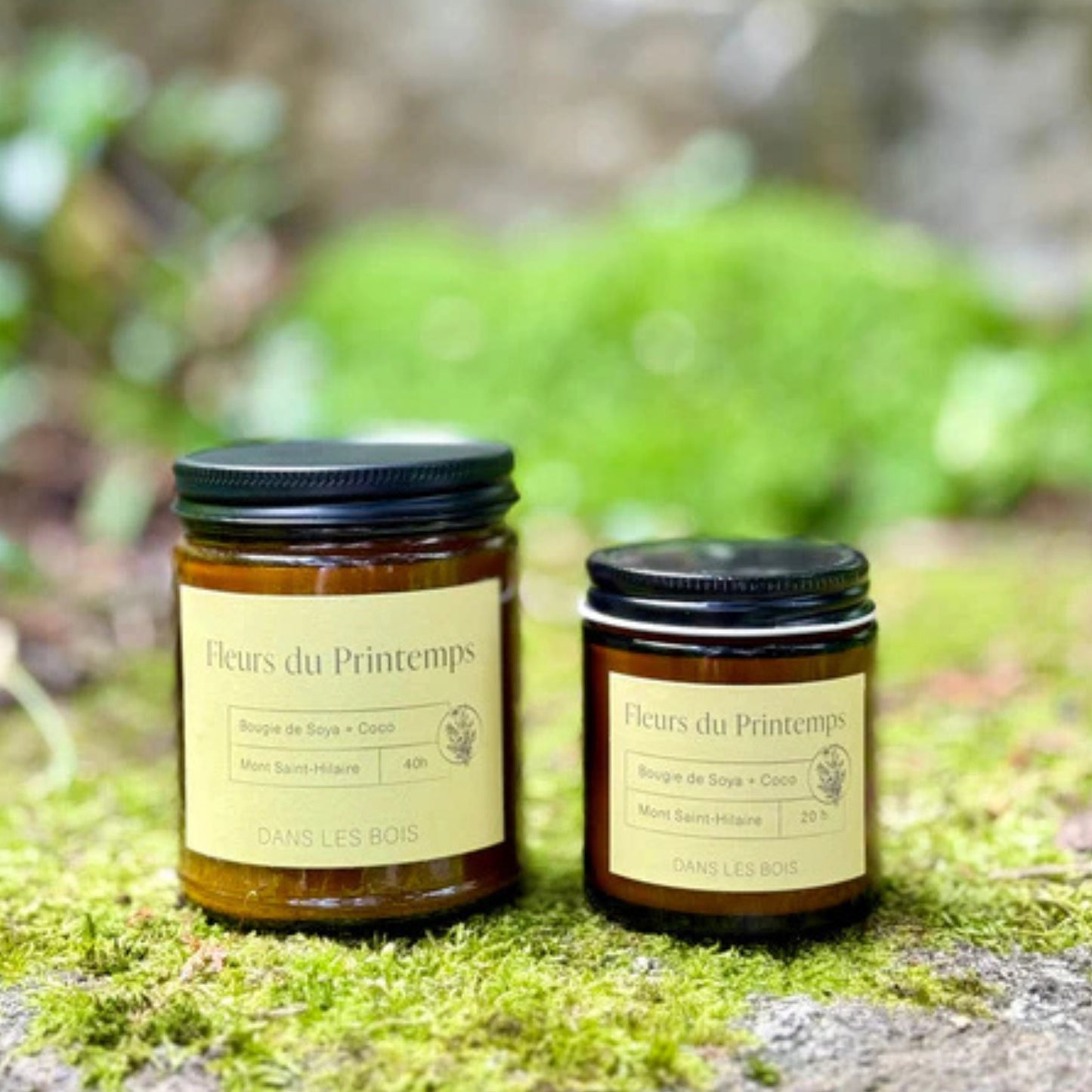 Bougies Fleurs du Printemps 4 oz et 8 oz posées dans un décor naturel, ambiance douce et printanière, parfum floral et apaisant
