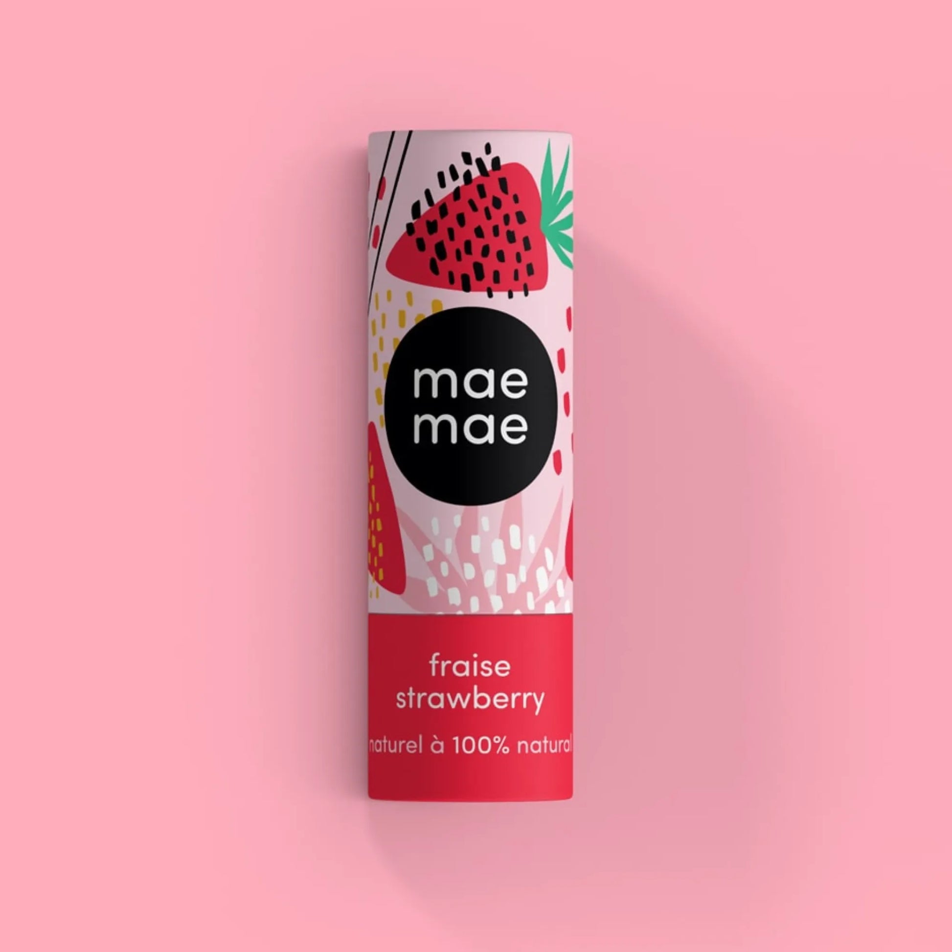 Baume à lèvres naturel à la fraise mae mae présenté sur fond rose