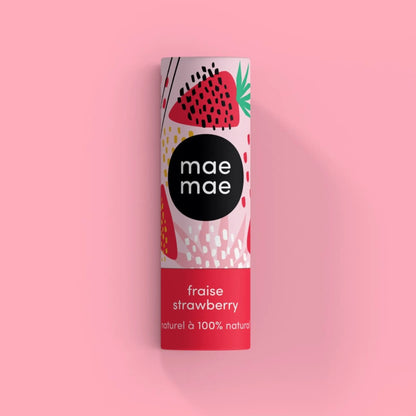 Baume à lèvres naturel à la fraise mae mae présenté sur fond rose