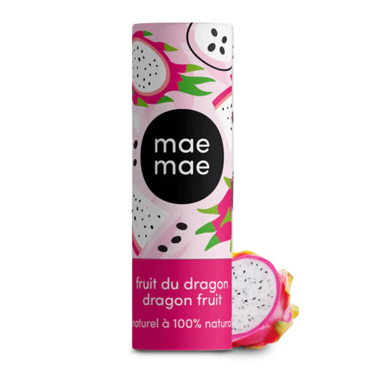 Baume à lèvres teinté Mae Mae au fruit du dragon présenté debout dans un tube illustré rose, accompagné d’un fruit du dragon coupé révélant sa chair blanche et ses graines noires.