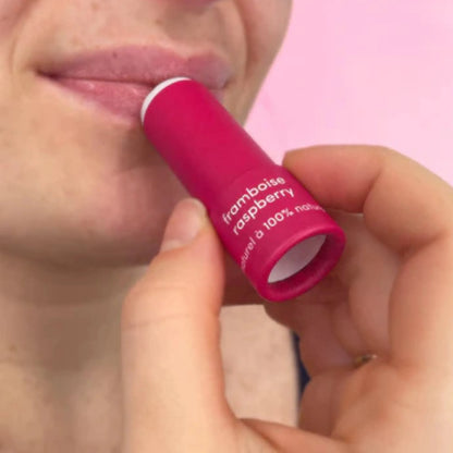Application du baume à lèvres naturel à la framboise mae mae sur les lèvres