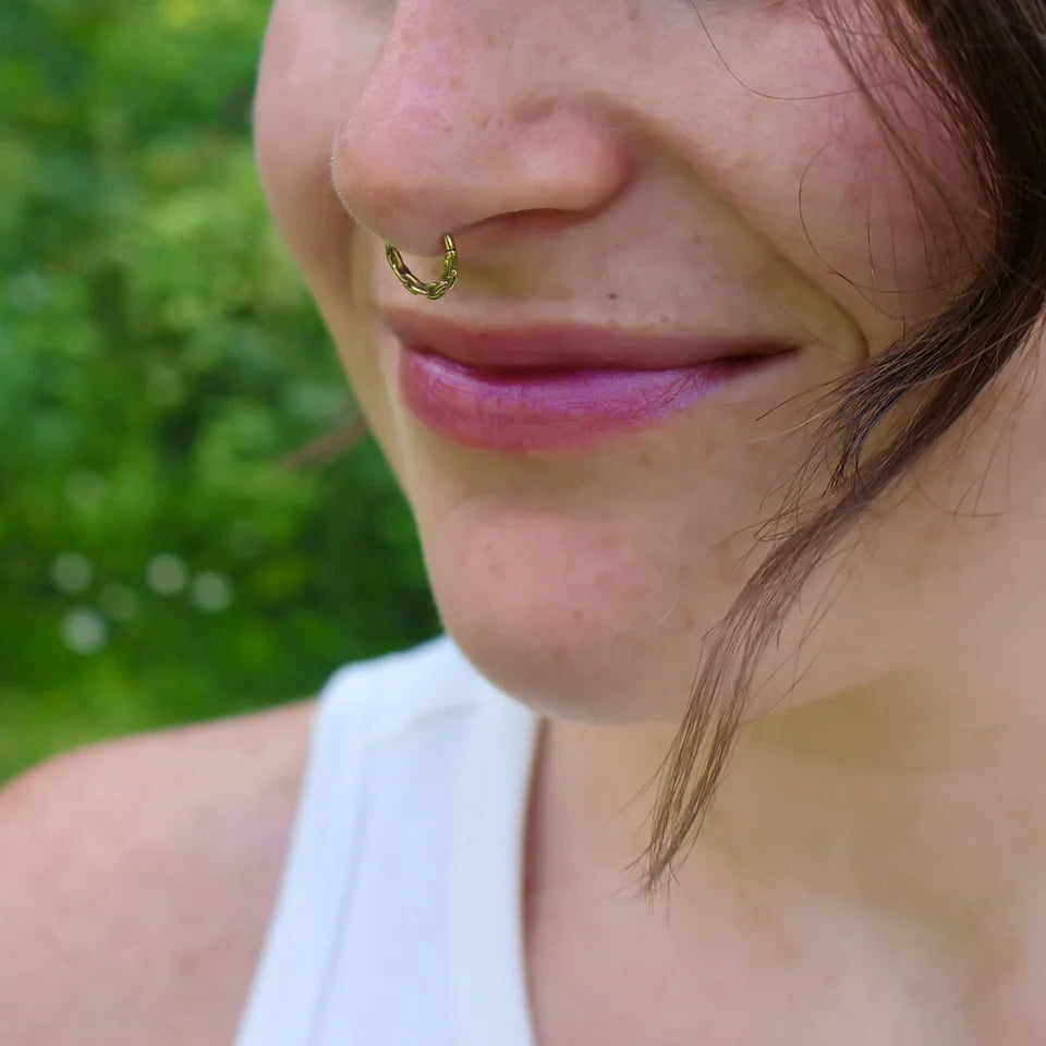 Baume à lèvres teinté Mae Mae fruit de la passion appliqué offrant une teinte naturelle rosée sur les lèvres
