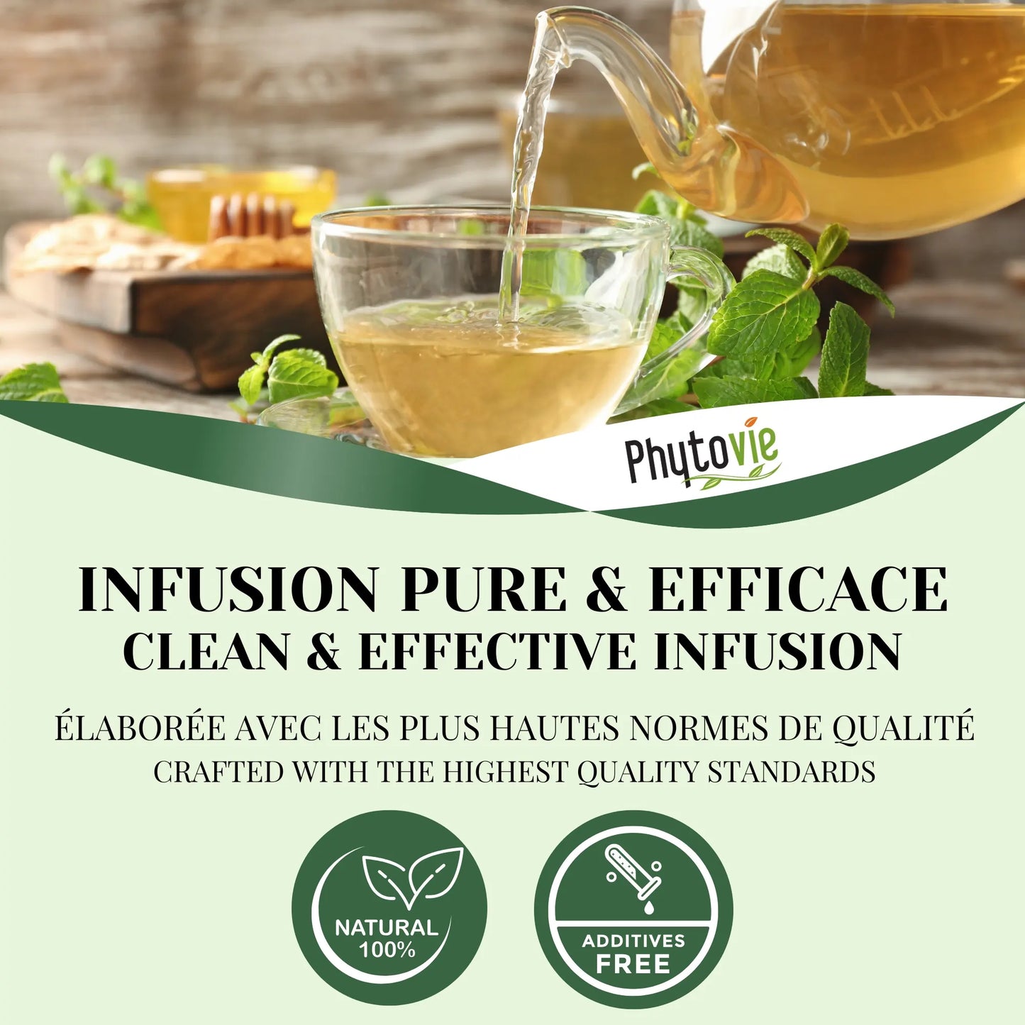 Infusion de menthe douce Phytovie servie dans une tasse en verre, feuilles de menthe fraîches et miel, mettant en avant une tisane naturelle, 100 % pure, sans additifs et élaborée selon les plus hautes normes de qualité.
