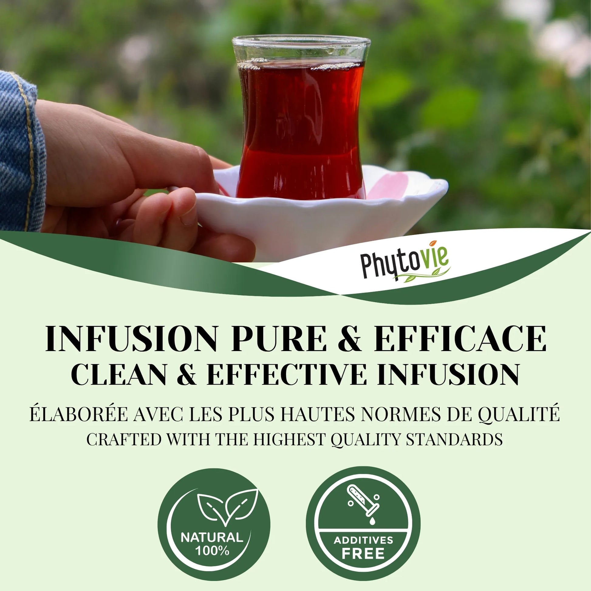 Tasse de tisane Malva et Séné accompagnée de plantes naturelles, illustrant une infusion végétale ciblée pour le confort digestif et la régularité
