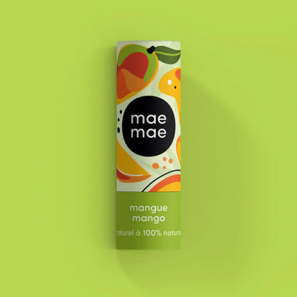 Baume à lèvres naturel à la mangue mae mae présenté sur fond vert