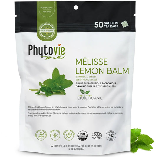 Tisane de mélisse biologique Phytovie en 50 sachets sur fond blanc, infusion naturelle utilisée traditionnellement pour le sommeil et la détente