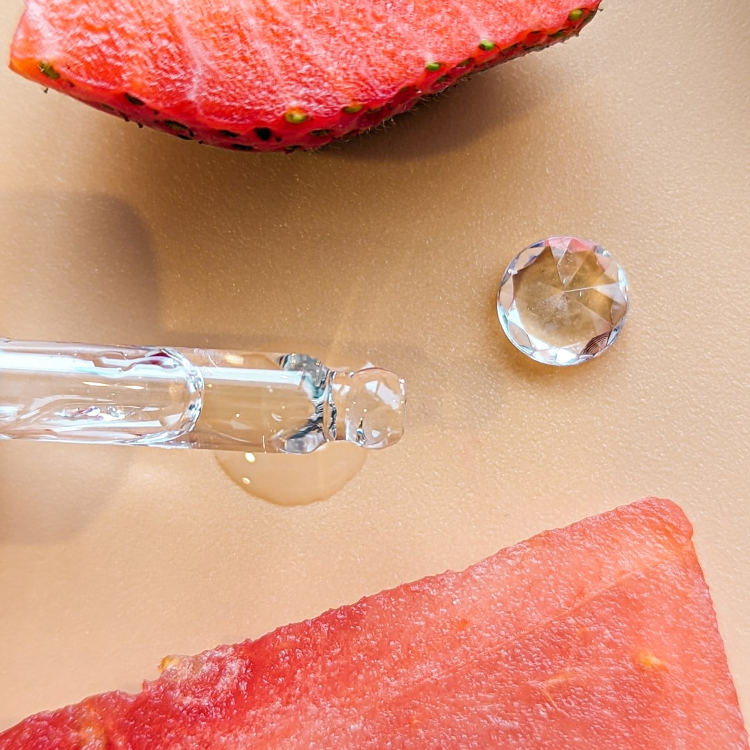 Texture du sérum hydrate et purifie fraise et melon d’eau mae mae avec fruits frais