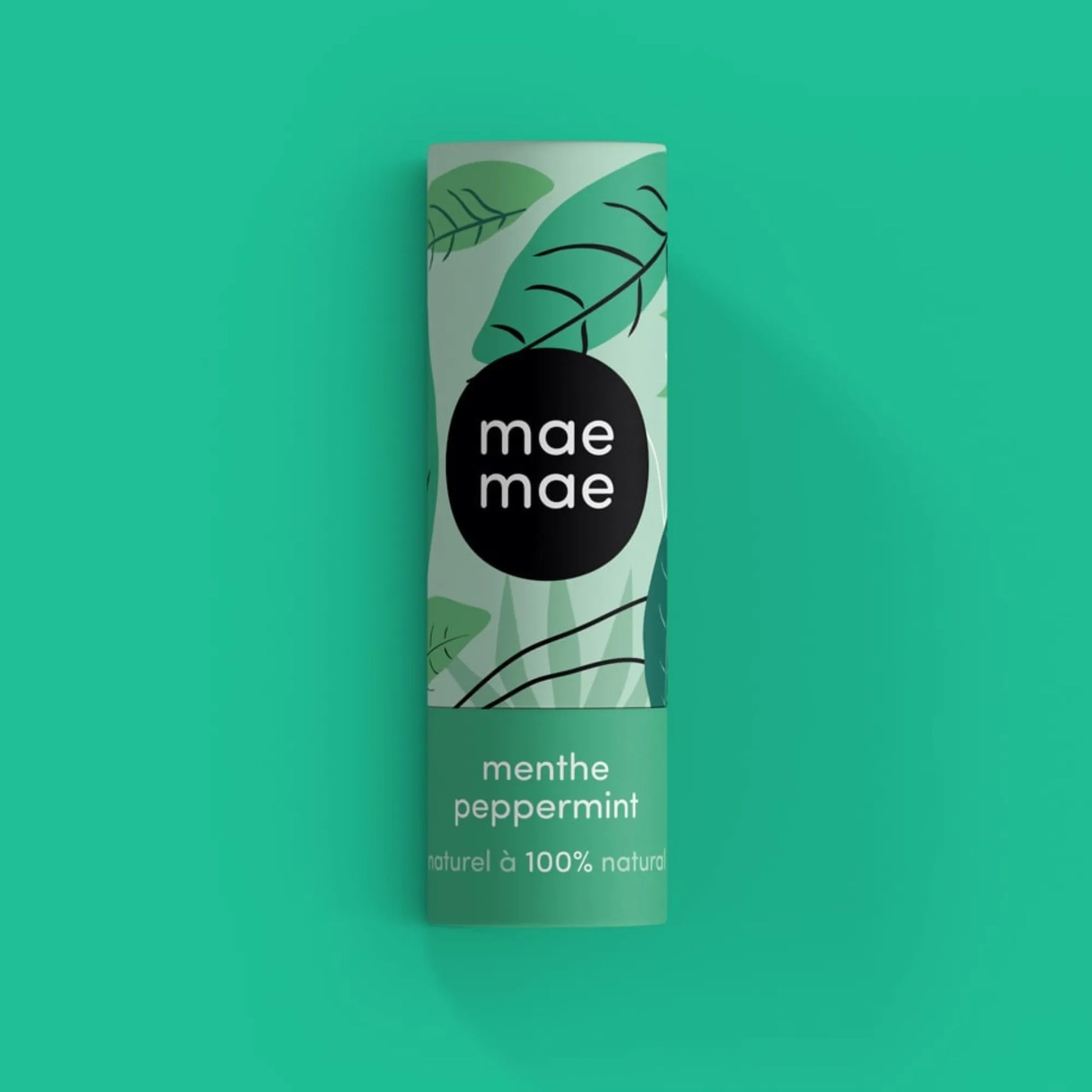 Baume à lèvres naturel à la menthe mae mae présenté sur fond vert