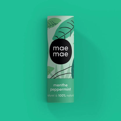 Baume à lèvres naturel à la menthe mae mae présenté sur fond vert