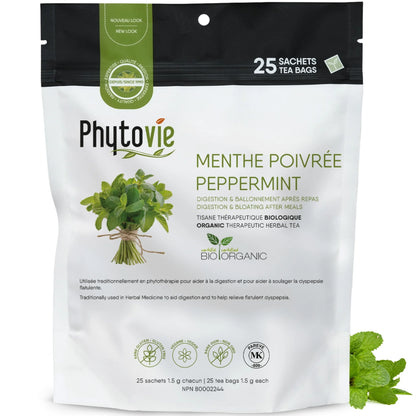 Tisane de menthe poivrée en sachets sur fond blanc avec infusion chaude à côté, plante naturelle reconnue pour faciliter la digestion et soulager les ballonnements
