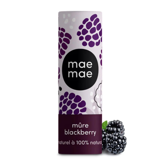 Baume à lèvres teinté naturel Mae Mae saveur mûre dans son tube illustré, accompagné de mûres fraîches