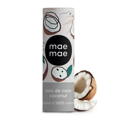 Baume à lèvres naturel à la noix de coco mae mae sur fond blanc avec noix de coco