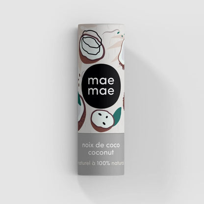 Baume à lèvres naturel à la noix de coco mae mae présenté sur fond gris
