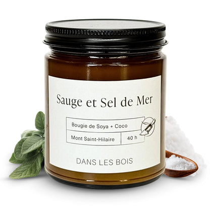 Bougie Sauge et Sel de mer 40h 8 OZ avec sauge et cristaux de sel sur fond blanc, parfum frais et apaisant
