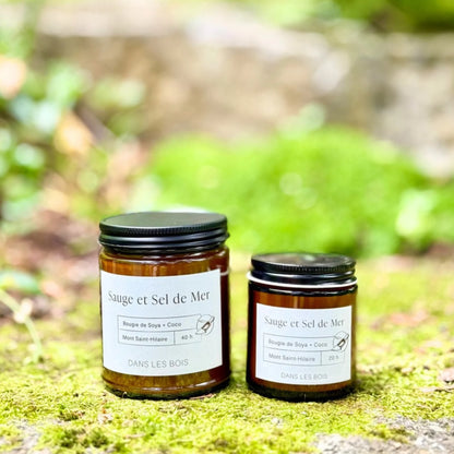 Bougies Sauge et Sel de mer 4 oz et 8 oz dans une forêt, ambiance naturelle fraîche et apaisante