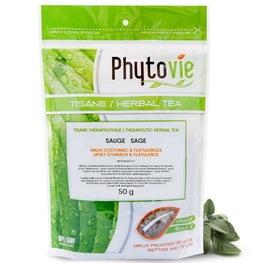 Tisane de sauge en vrac sur fond blanc avec feuilles de sauge, plante naturelle reconnue pour soutenir la digestion, l’équilibre hormonal et le bien-être