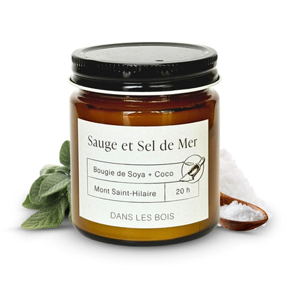 Bougie Sauge et Sel de mer 20 h avec sauge et cristaux de sel sur fond blanc, parfum frais et apaisant