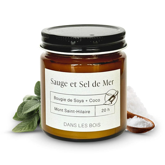Bougie Sauge et Sel de mer 20 h avec sauge et cristaux de sel sur fond blanc, parfum frais et apaisant