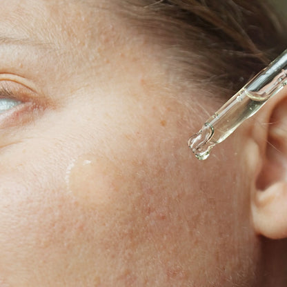 Application du sérum hydrate et purifie mae mae sur la peau du visage
