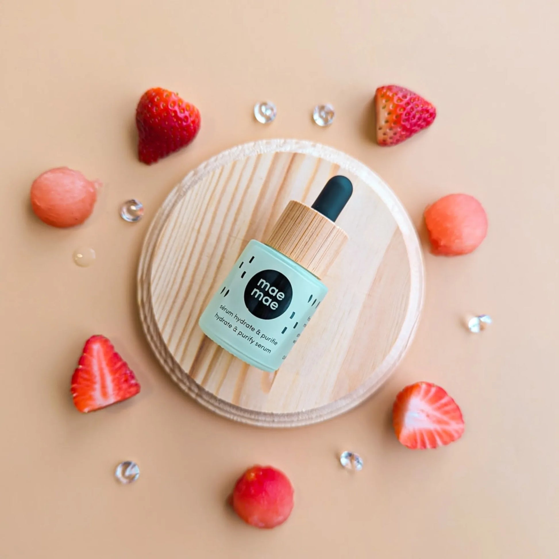 Sérum hydrate et purifie mae mae entouré de fraises et melon d’eau