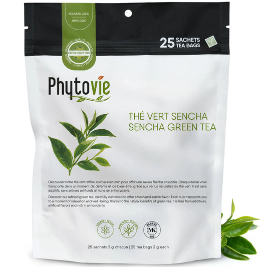 Thé vert Sencha en 25 sachets sur fond blanc avec feuilles de thé vert, infusion naturelle reconnue pour ses antioxydants et son effet revitalisant