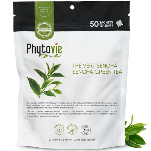 Thé vert Sencha en 50 sachets sur fond blanc avec feuilles de thé vert, infusion naturelle reconnue pour ses antioxydants et son effet revitalisant
