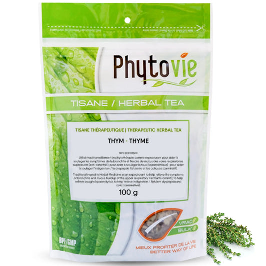 Tisane de thym bio en vrac sur fond blanc avec plante de thym, infusion naturelle reconnue pour soutenir la respiration et la digestion