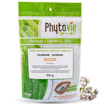 Tisane de valériane en vrac sur fond blanc avec racine de valériane, plante naturelle reconnue pour favoriser le sommeil et calmer le système nerveux